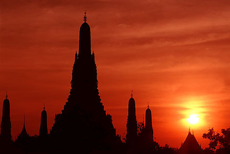 Coucher du soleil et temple