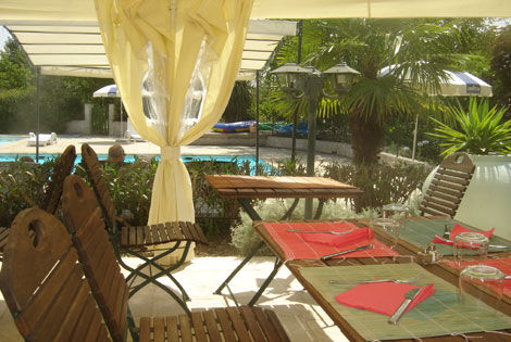 terrasse piscine - AUBERGE DES PINS