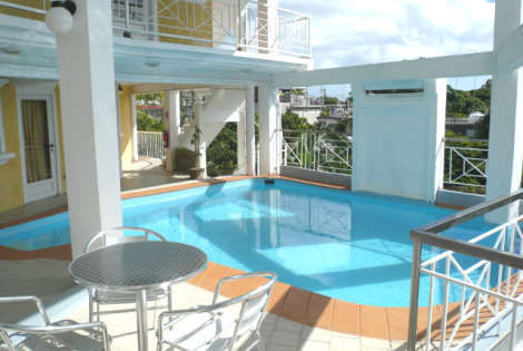 Terrasse et piscine - HOLIDAY